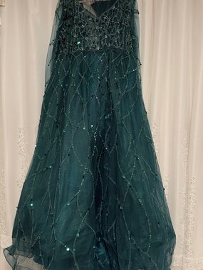Stunning Emerald Green Formal Gown with Sequins – Worn Once!